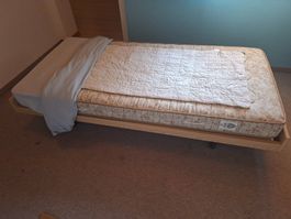 Einzelbett mit Lattenrost