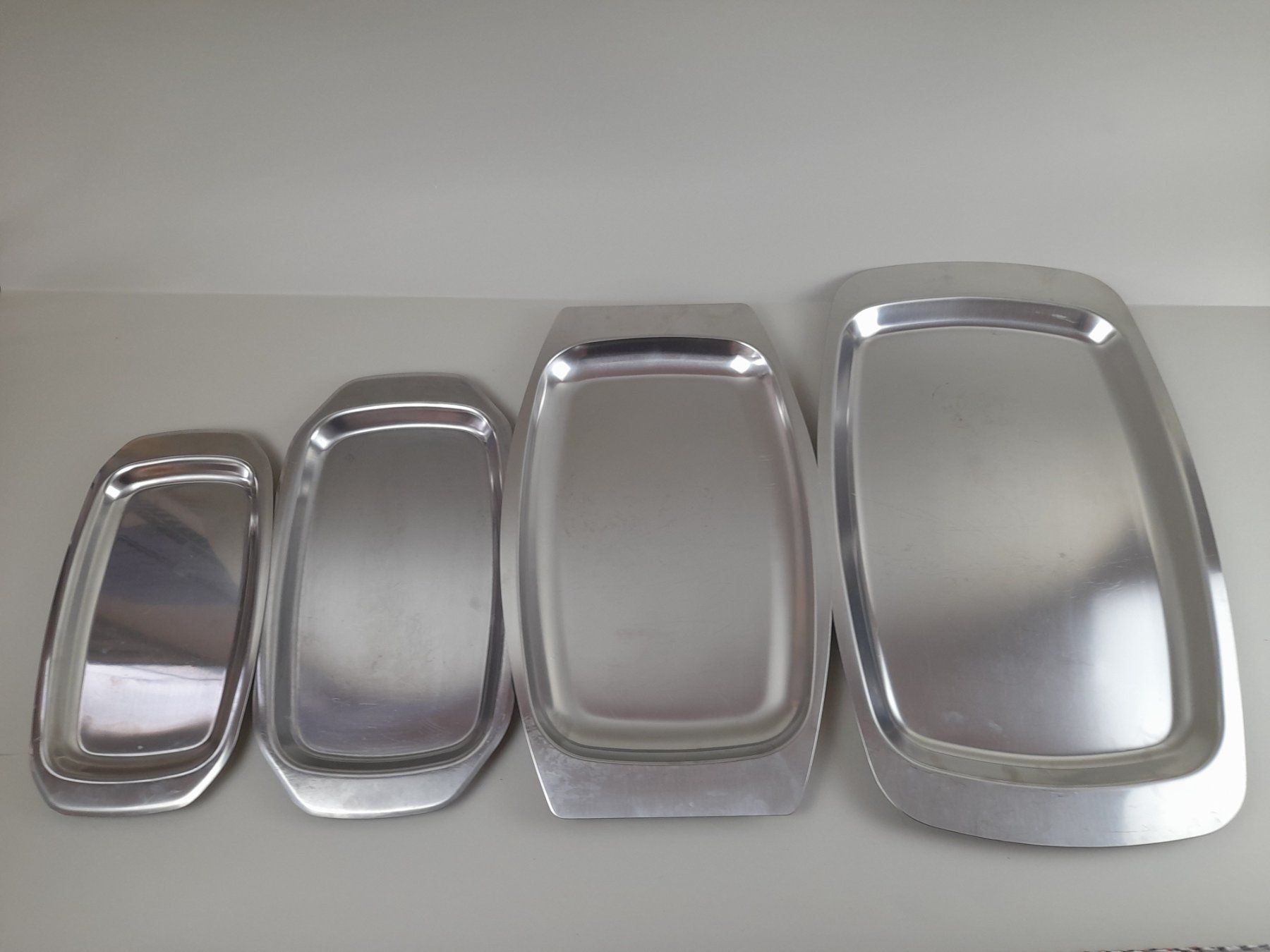 Servierplatten: Anrichteplatten Edelstahl 4er Set – Gebraucht aus Liebefeld von Restwert_Liebefeld 1