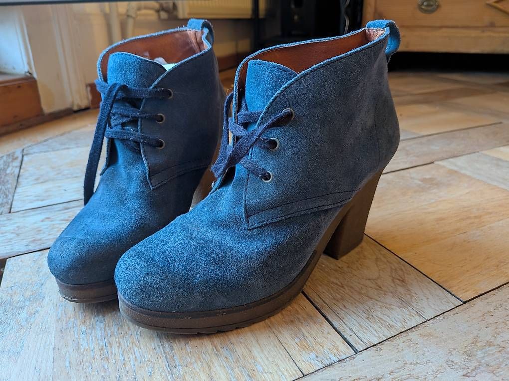 Scarpe da donna: Lederschuhe mit Absatz Gr. 40 ungetragen – Usato da Bern venduto da sut_5f9k 2