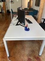 Massiver Bürotisch, man. höhenverstellbar, mit Kabelkanal