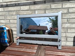 Moderne Wandgarderobe mit 5 Kleiderhacken und Spiegel.