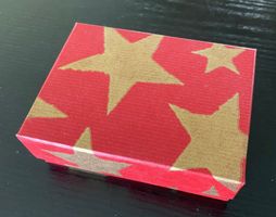 Schachtel mit Kerzen Geschenkverpackung Box Kartonbox Wachs
