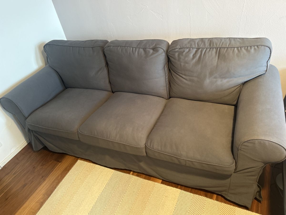 Divani: Gemütliches Sofa mit Hocker, grau - Top Zustand – Usato da Mörschwil venduto da philmensa 1