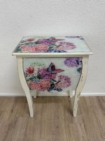 Shabby Chic Nachttisch mit floralem Schmetterlingsmotiv