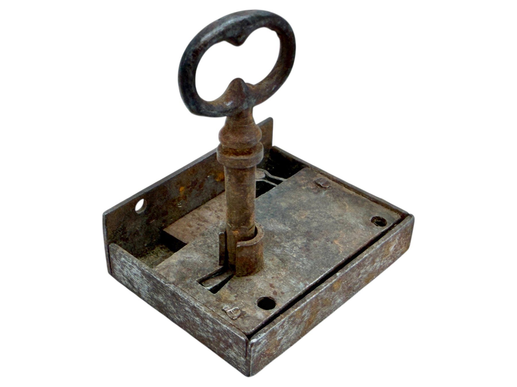 Ferramenta: Ancienne serrure de meuble avec de sa clé en fer forgé – Usato da Morges venduto da deco.vintage 1