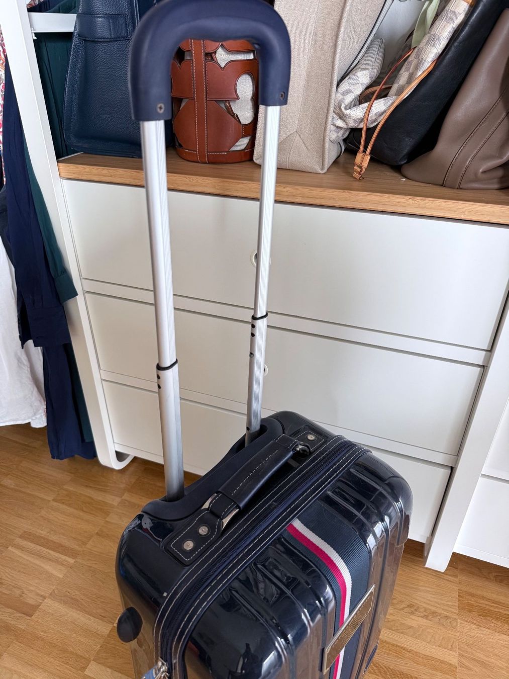 Valigie: Trolley Tommy Hilfiger dunkelblau mit Rollen gebraucht – Usato da Riehen venduto da Verkaufen21 4