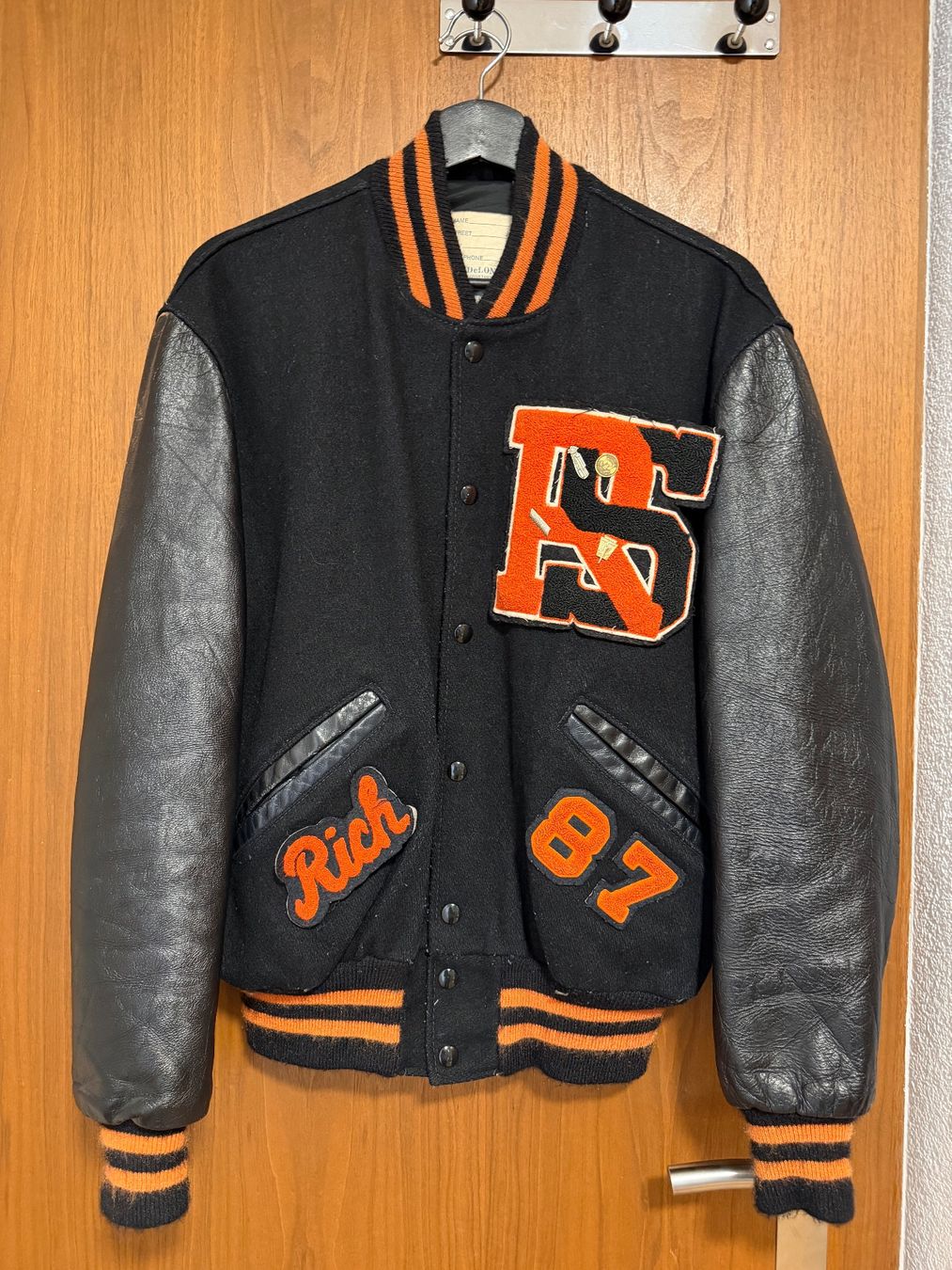 Giacche: Varsity Jacke schwarz/orange – Usato da Kloten venduto da Sadushk