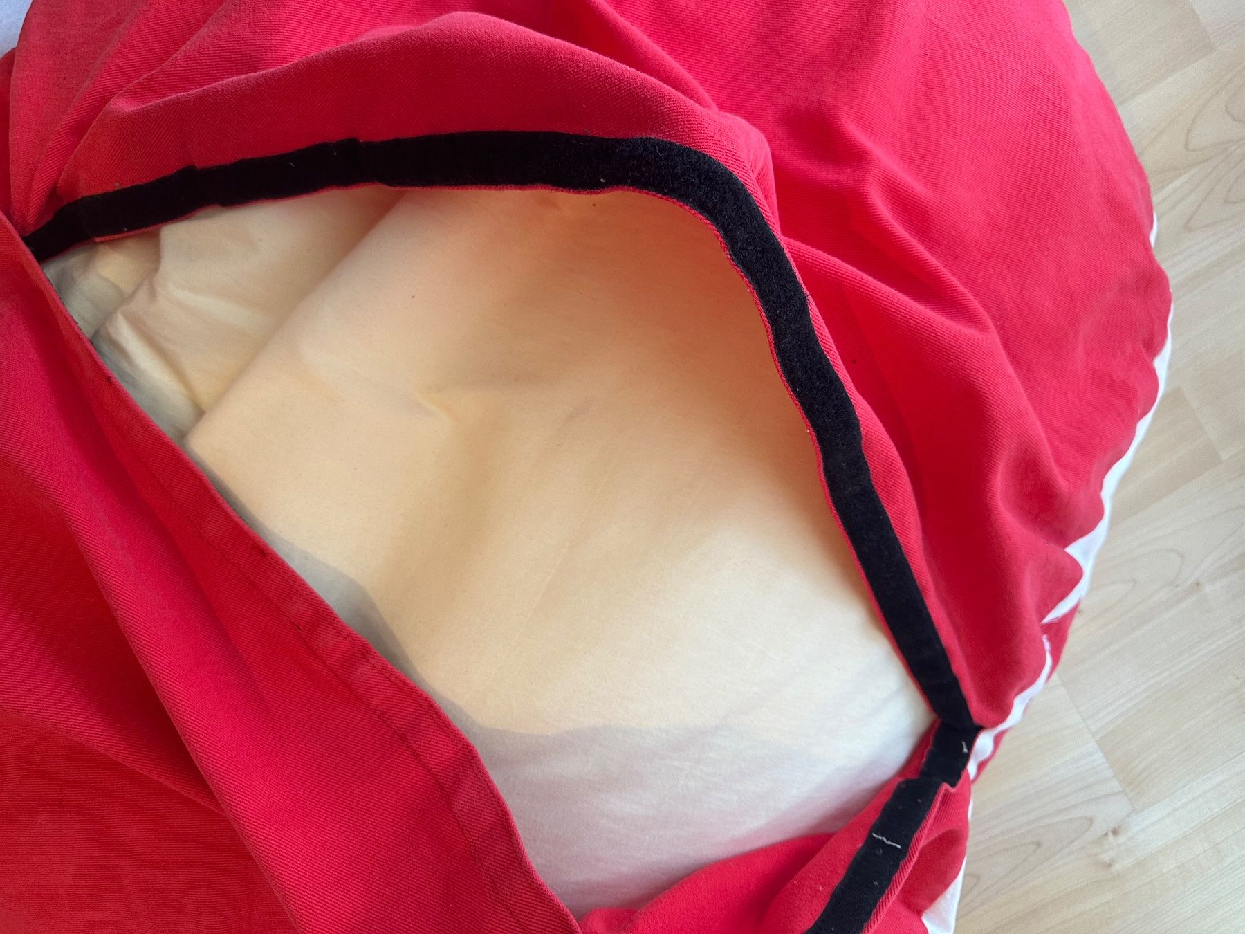 Kissen: Rot/Weisser Sitzsack selbst gemacht – Gebraucht aus Triengen von nes_l8cj 1