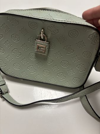 Sac bandoulière Guess vert pâle logo embossé bon état
