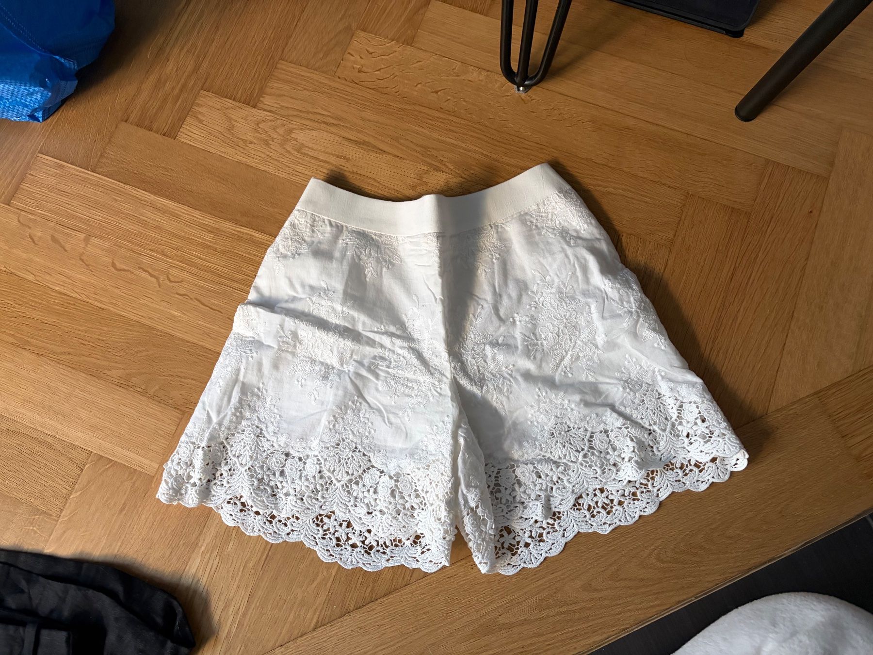 Pantaloni: BOHO White embroided short – Nuovo e nell'imballaggio originale da Zürich venduto da mon_ht6w