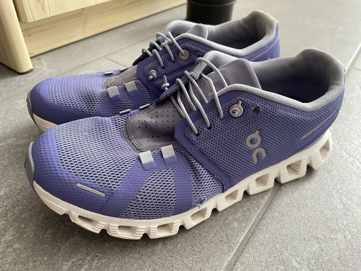 On Chaussures femmes: ON Cloud Damenschuh  – D'occasion à Ruschein par Samdinas