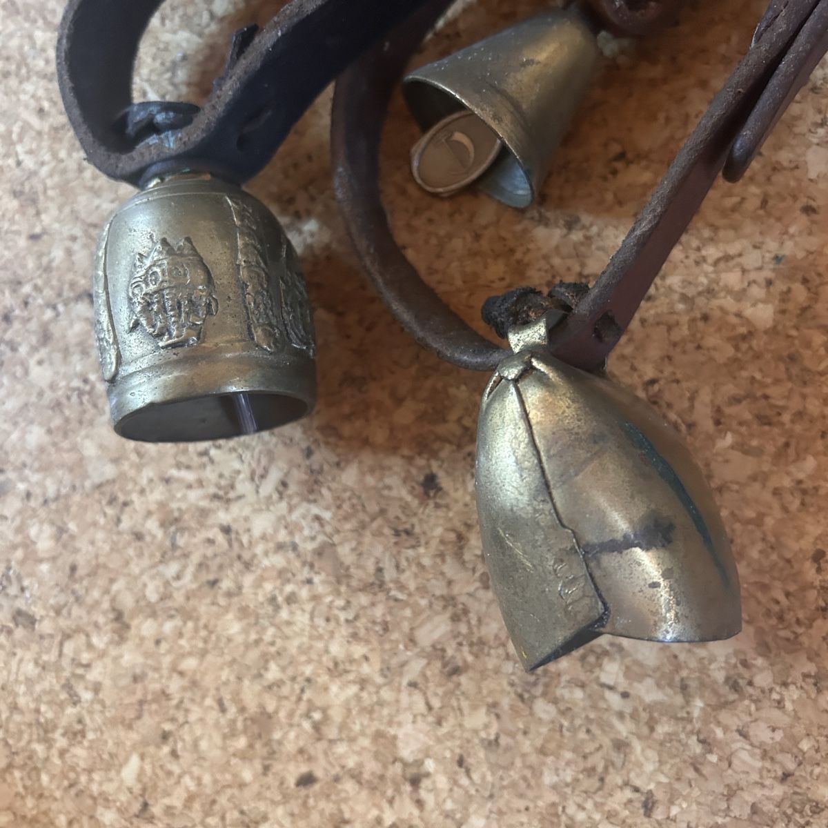 Campanacci mucche: 9 stk Glocken mit Lederriemen ( geisse oder schafe) – Usato da Laufen venduto da belleskulptur 1