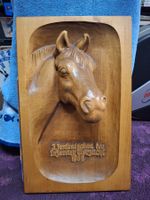 Holzrelief Pferd, Heinz Schild Holzbildhauer, Brienz