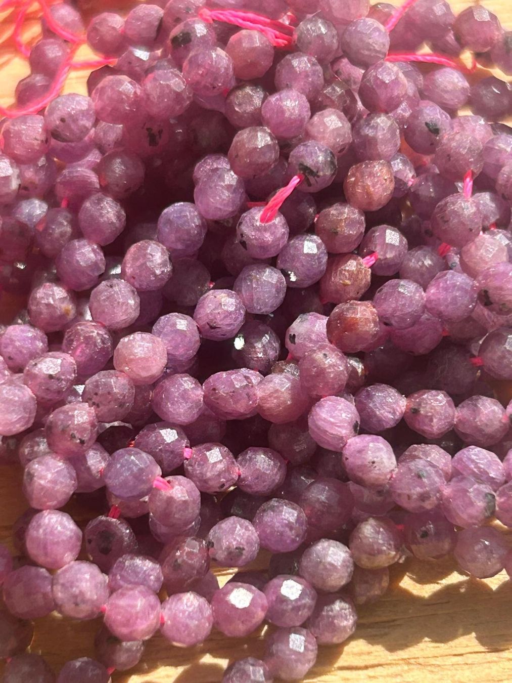 Pietre preziose: Strang echte facettierte Indien Ruby Kugeln 4 mm – Nuovo e nell'imballaggio originale da Niederrohrdorf venduto da Ytobi 1