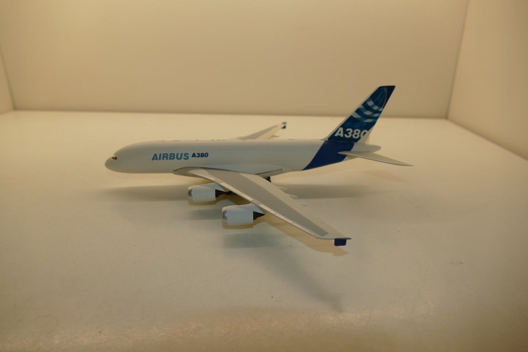 Kit di modellismo & Modellini statici: Flugzeugmodell: Airbus A380 blau/weiss – Usato da Niederhasli venduto da rail-duerst 1