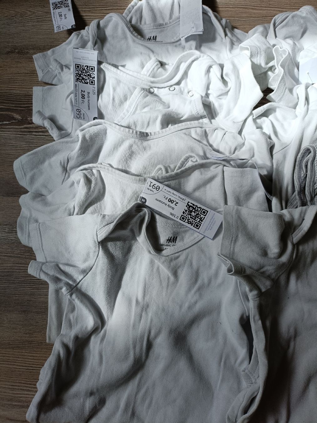 H&M Lotti di vestiti: Bodyset Kurzarm Gr.98 – Usato da Tenniken venduto da Pasci1990 1