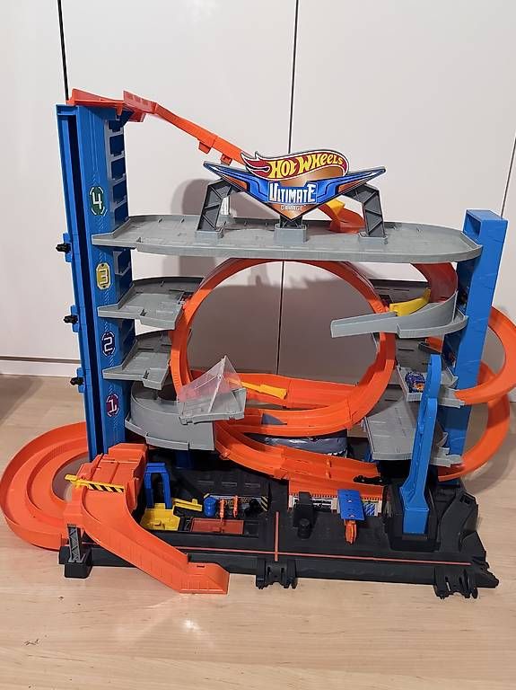 Jouets: Garage + circuit Hot Wheels – D'occasion à Troinex par Steph_muller