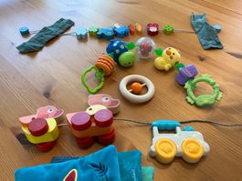 Baby Spielzeug-Set Zug, Buch, 2 x Kette, 2 x Greifling