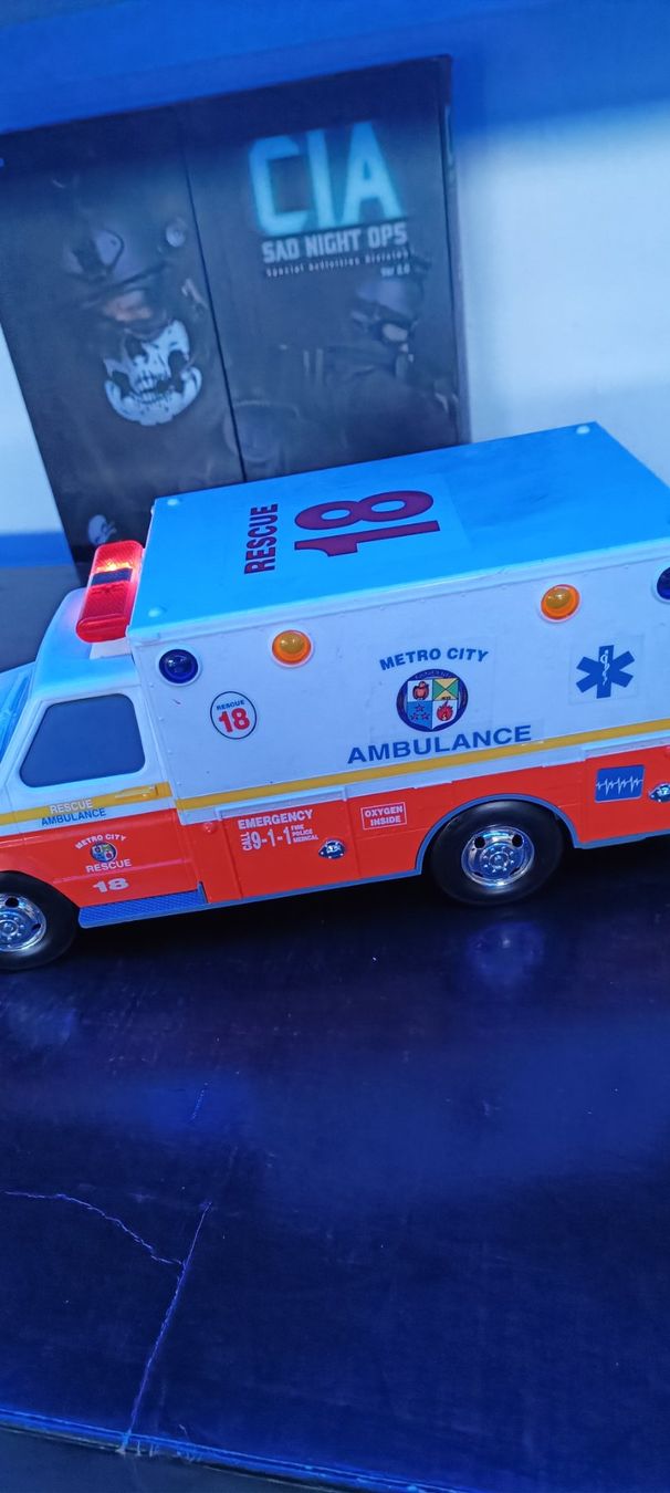 Voitures modèles: USA Ambulanz Modell ca 1:16 – Neuf avec emballage d'origine à Wila par HeikoL02 5