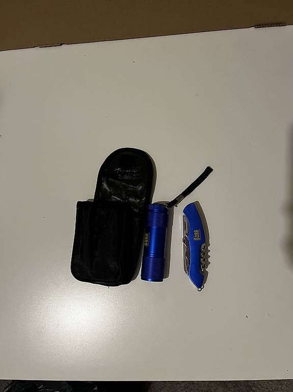 Lampes: Multitool + Taschenlampe, POOR – D'occasion à Zürich par Pingu55555 1