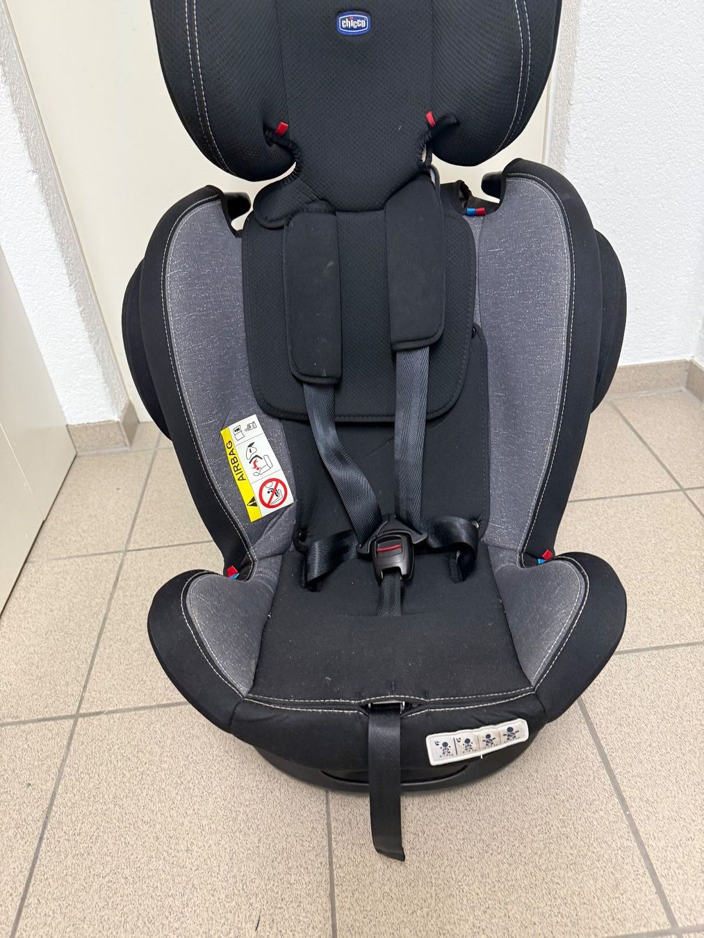 Chicco Seggiolini per auto: Chicco Kinderautositz in schwarz bis 36Kg – Usato da Wettingen venduto da bar7 1
