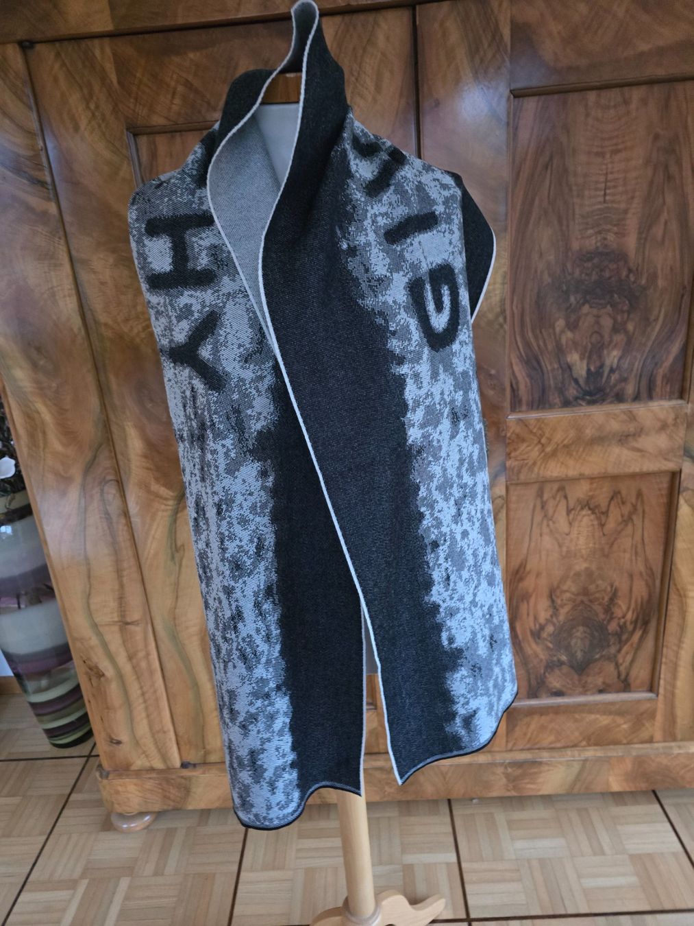Givenchy Foulard & Sciarpe: Givenchy Schal – Nuovo (secondo la descrizione) da Bottmingen venduto da sandy_2