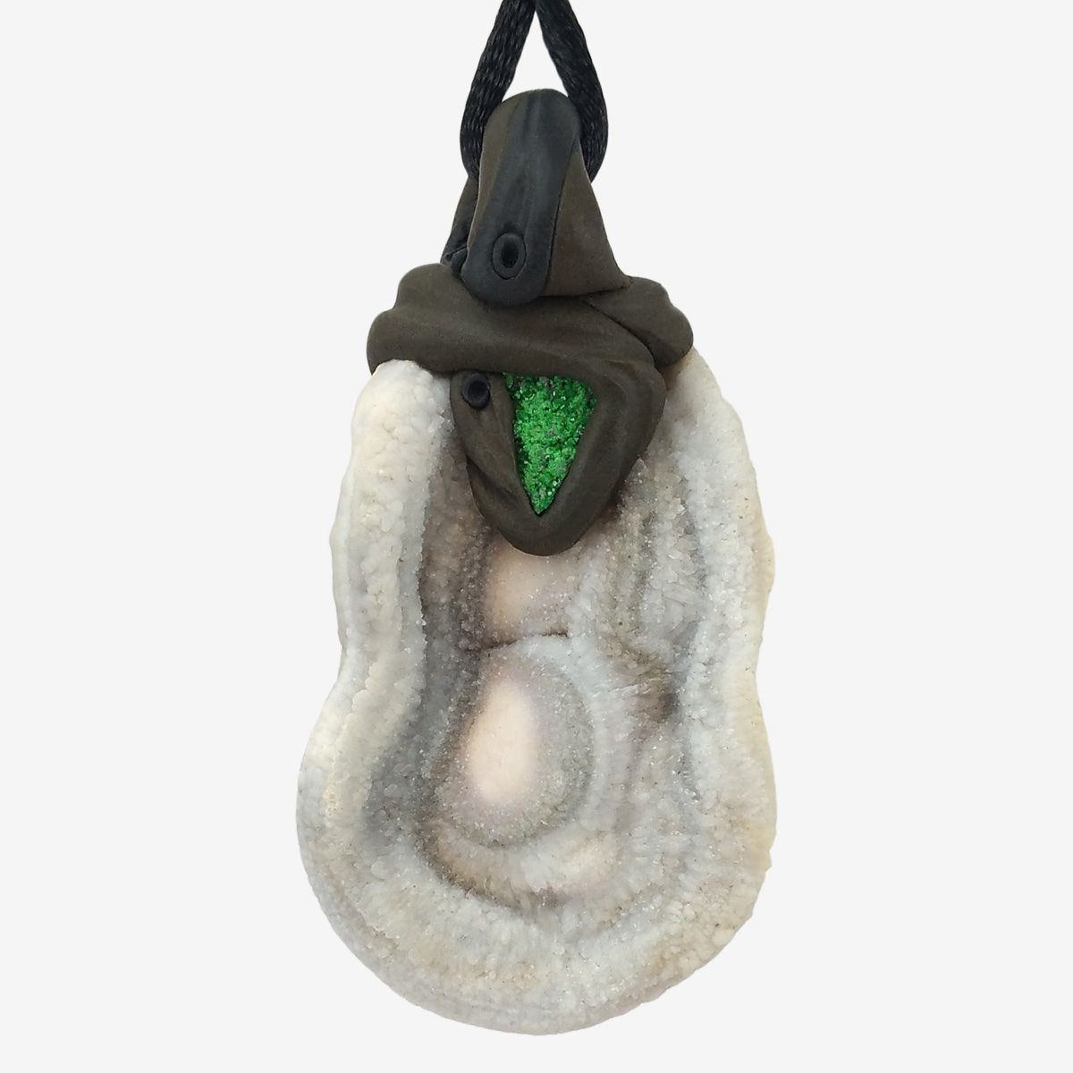 Minerali & Pietre curative: Chalcedon-Rose Steinanhänger mit eingefasstem Uwarowit – Nuovo e nell'imballaggio originale da Meilen venduto da BYRD-Design