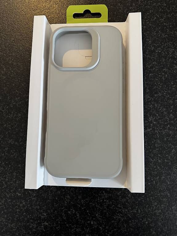 Covers & Schutzfolien: Coque iPhone neuve dans l'emballage 15Pro – Neu und originalverpackt aus Ste-Croix von Sweety10 3
