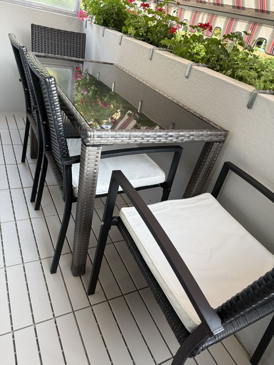 Set di tavolo e panche: Balkon Set Tisch mit vier Stühle – Usato da Dietikon venduto da Saram46 2