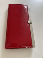 Rote Geldbörse im Lack-Look mit viel Platz für Karten!