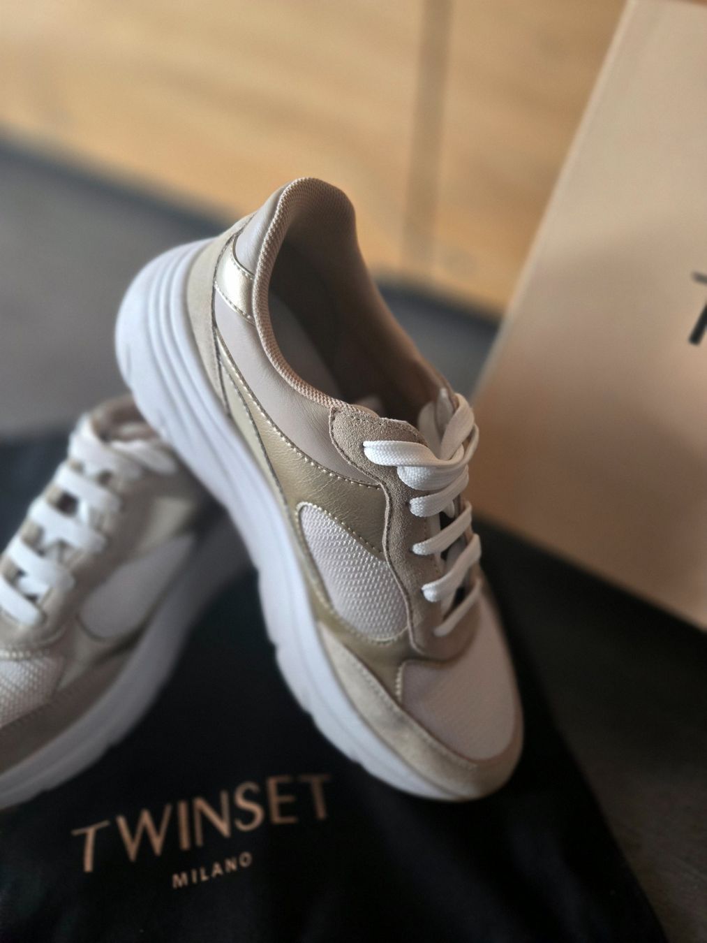 Twinset Scarpe da donna: Twinset baskets, couleur or et blanc, taille 38 – Usato da La chaux-de-fonds venduto da nat_sqg2 2