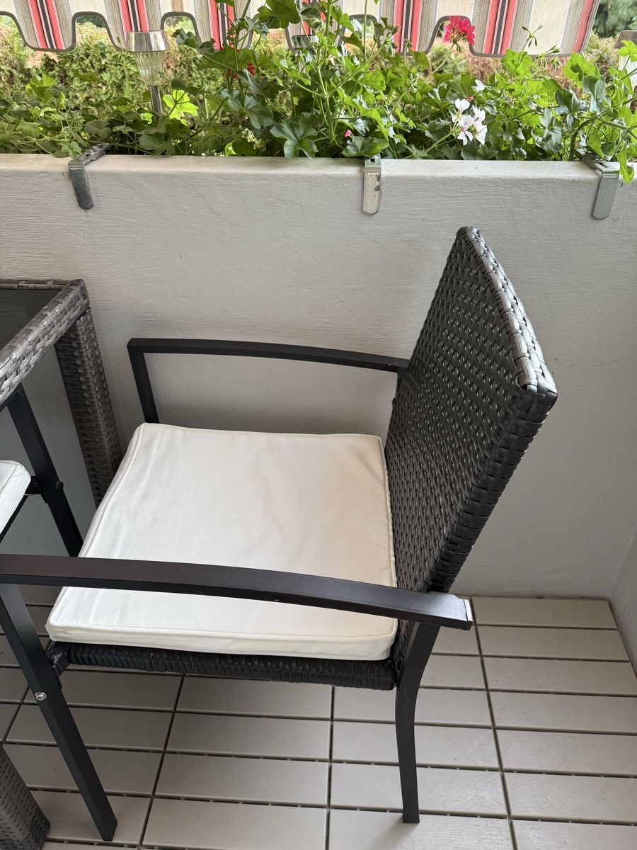 Set di tavolo e panche: Balkon Set Tisch mit vier Stühle – Usato da Dietikon venduto da Saram46 4