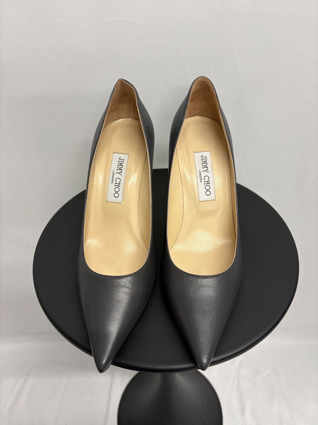 Jimmy Choo Damenschuhe: Jimmy Choo Pumps grau Leder 40 spitz 9cm – Neu und originalverpackt aus Regensdorf von secondchancefashion 3
