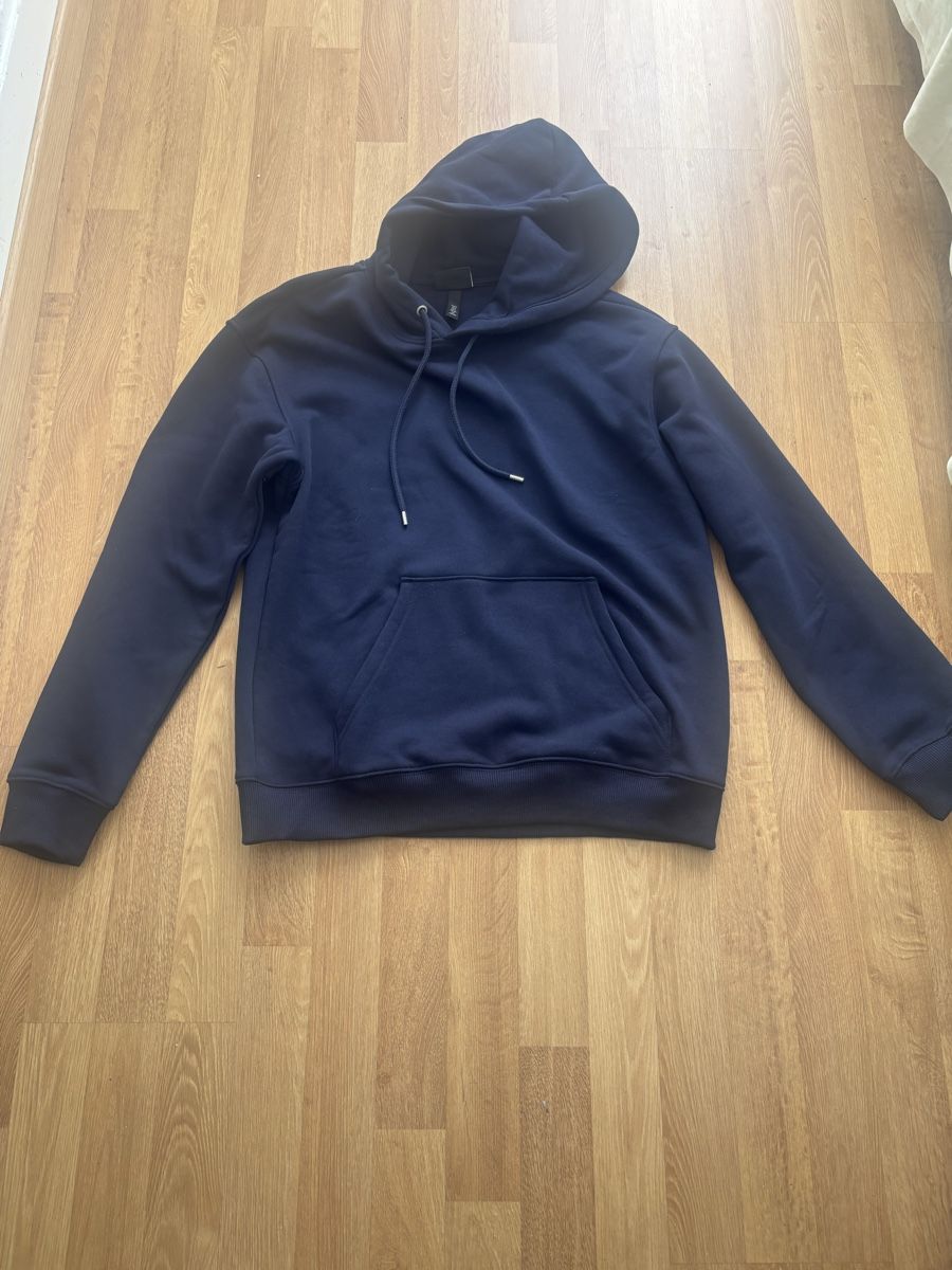 H&M Maglioni & Felpe: Sweat à capuche bleu marine H&M, – Usato da Crissier venduto da Prestige.Jewel