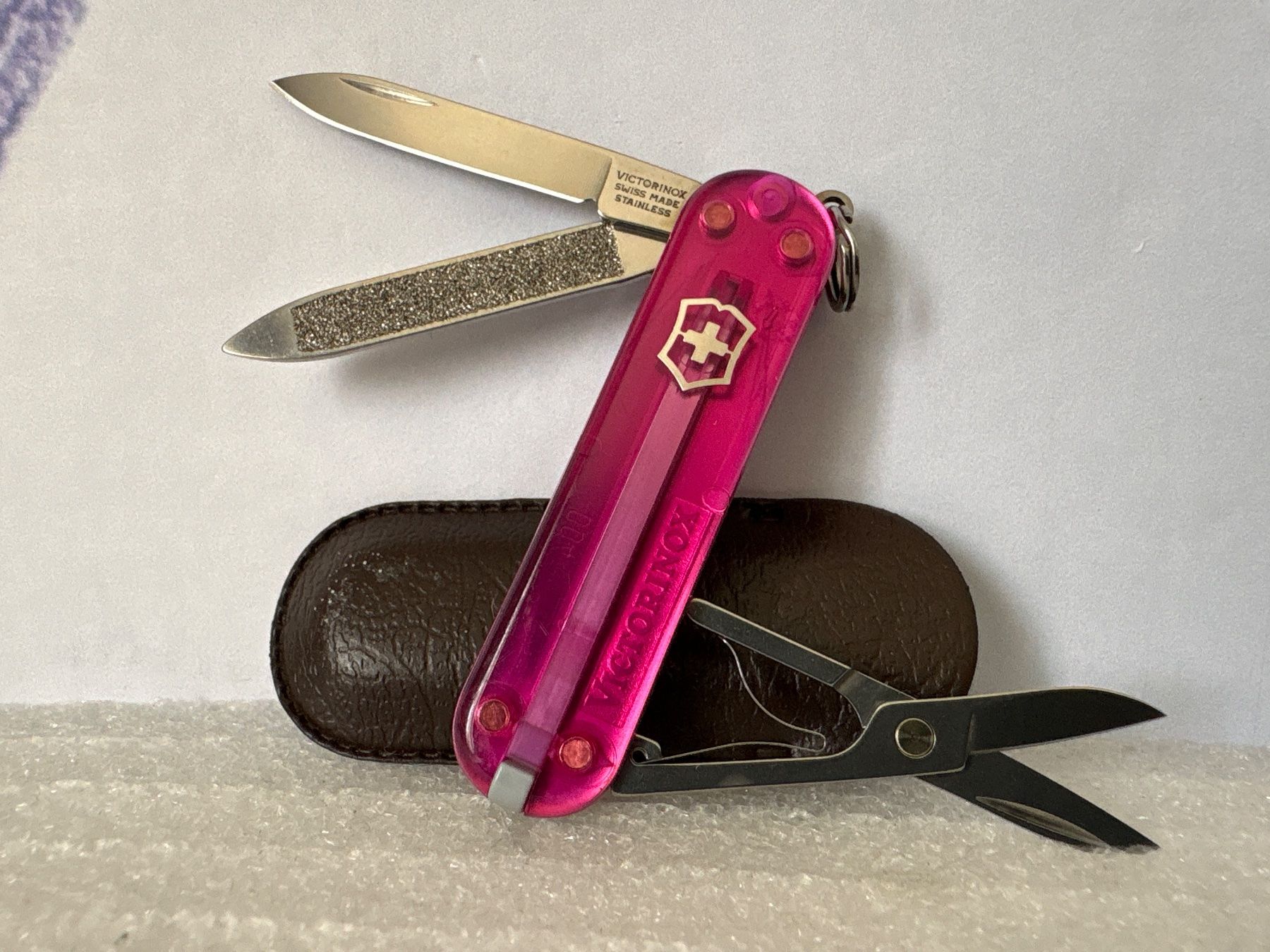 Victorinox Coltelli tascabile: VICTORINOX - Classic pink trans - Sackmesser – Usato da Andwil SG venduto da Rainboli