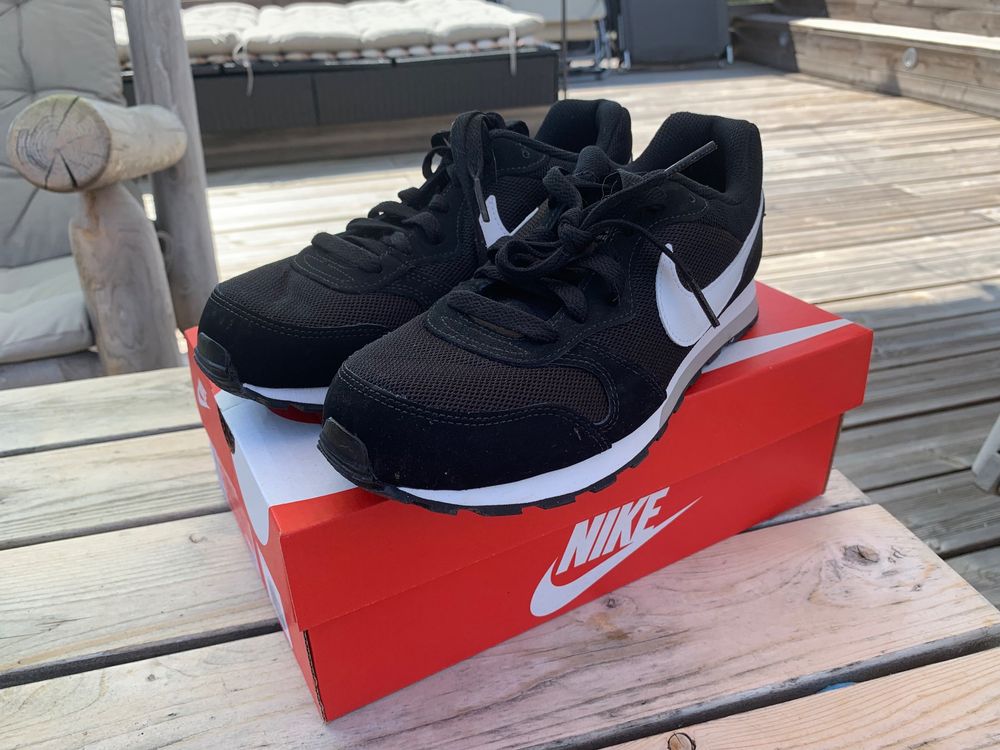 nike internationalist noir