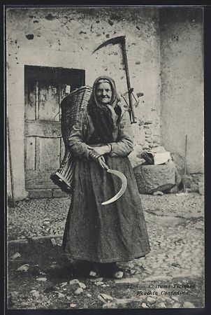 Frau in traditioneller Kleidung mit klei