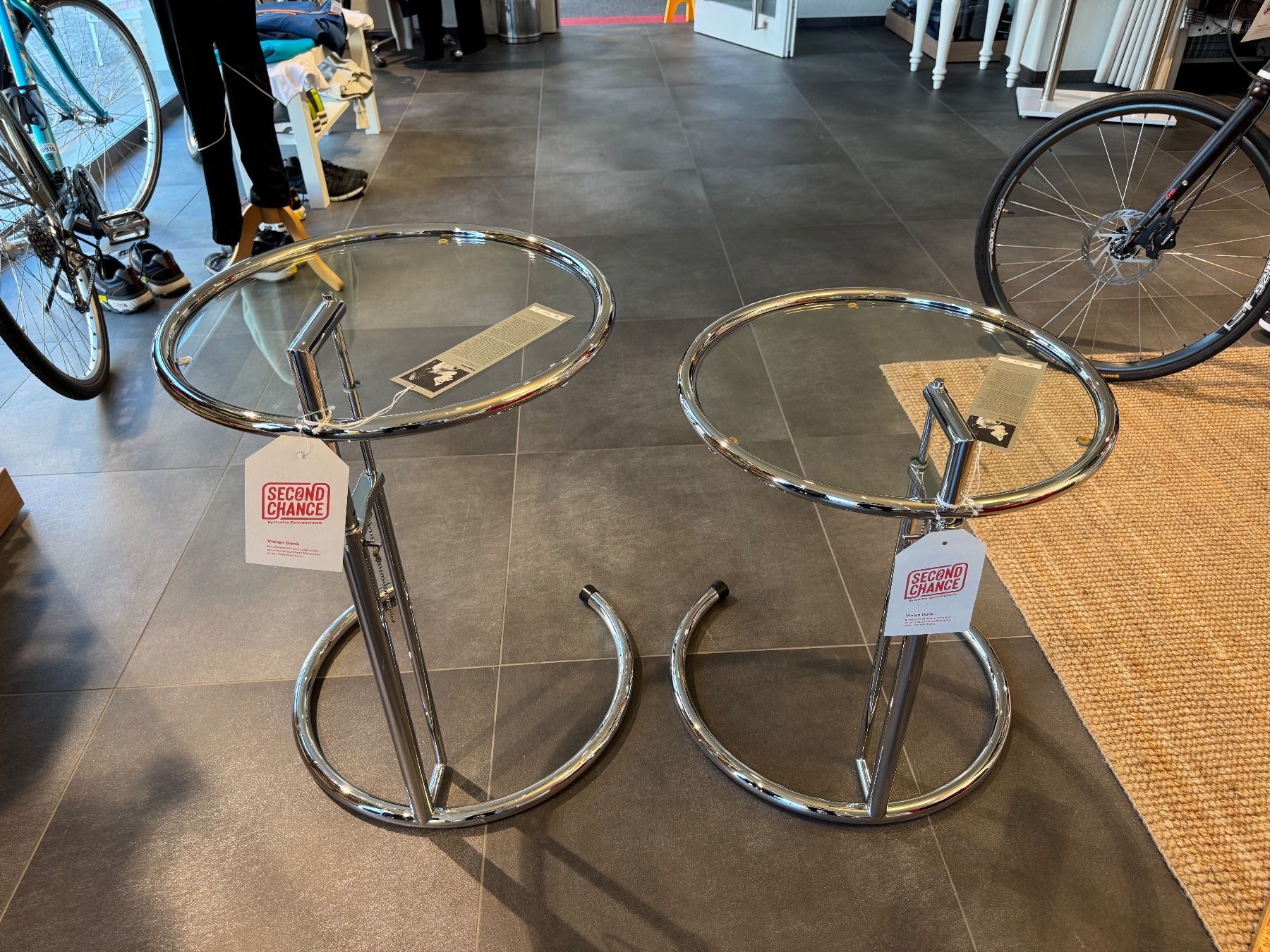 Set di tavolo e panche: 2x ClassiCon E1027 Eileen Gray – Original Designklassiker – Usato da Sursee venduto da CAZS_Sursee