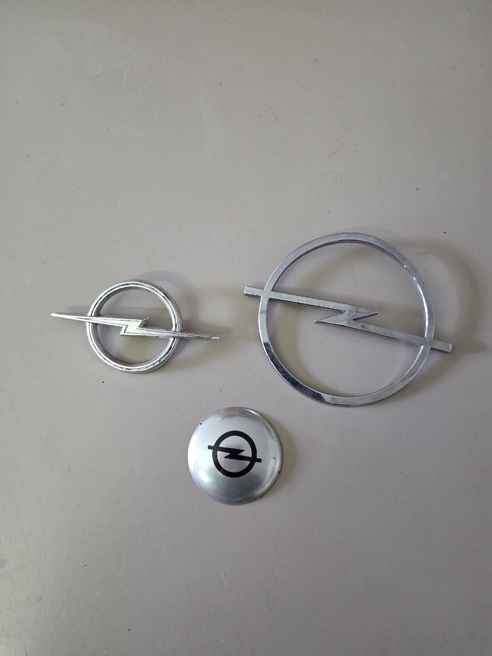 Tutti pezzi di ricambio auto: Opel Oldtimer Embleme Auto – Usato da Dorf venduto da Echo_Elements