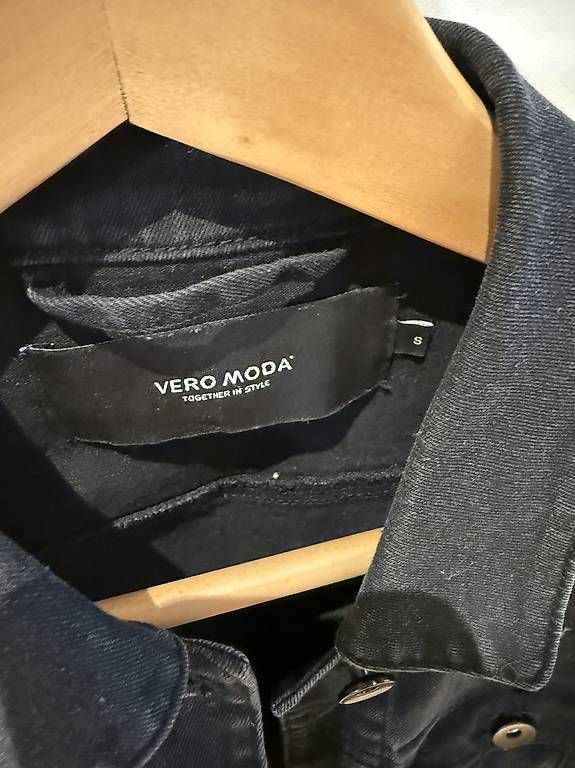 Giacche: Schwarze Jeansjacke – Usato da Aarwangen venduto da ele_bqx8 2