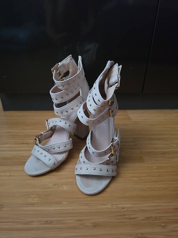 Chaussures femmes: Damen Sandaletten Gr. 36  Hellbeige mit Nieten – D'occasion à Muttenz par nem_h55g