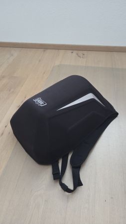 Neuwertiger Motorrad-Schalenrucksack