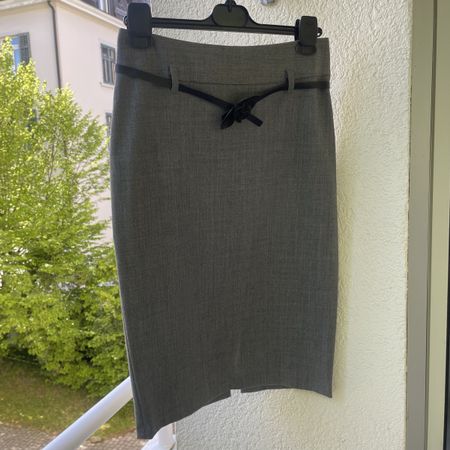 Eleganter schmalgeschnittener Jupe in hellgrauem Stoff. S