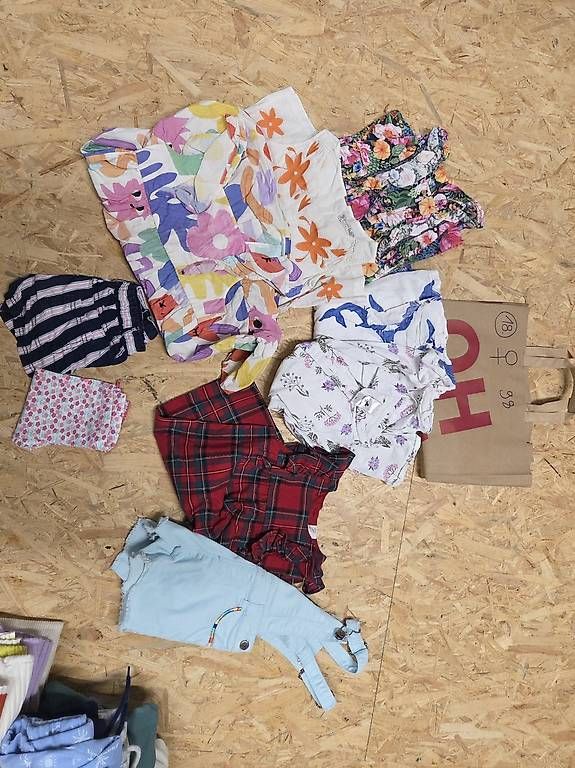 Lotti & Set di vestiti: Paket Nr18 Kinderkleider Grösse 98 Mädchen – Usato da Russikon venduto da Geimi89