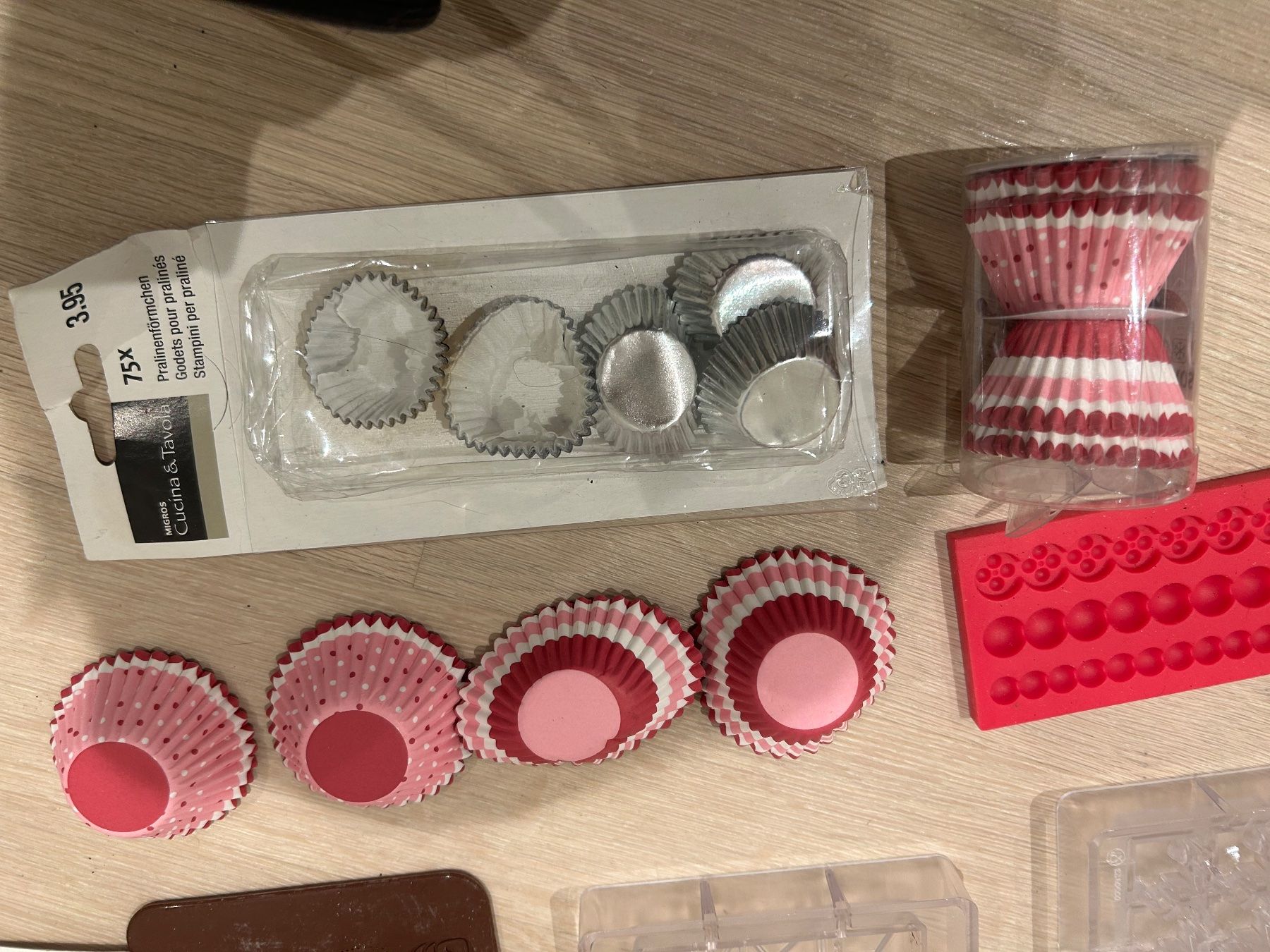 Backformen: Backzubehör-Set: Silikonformen & Papierförmchen, neuwertig – Gebraucht aus Zürich von Caffeinecat 1