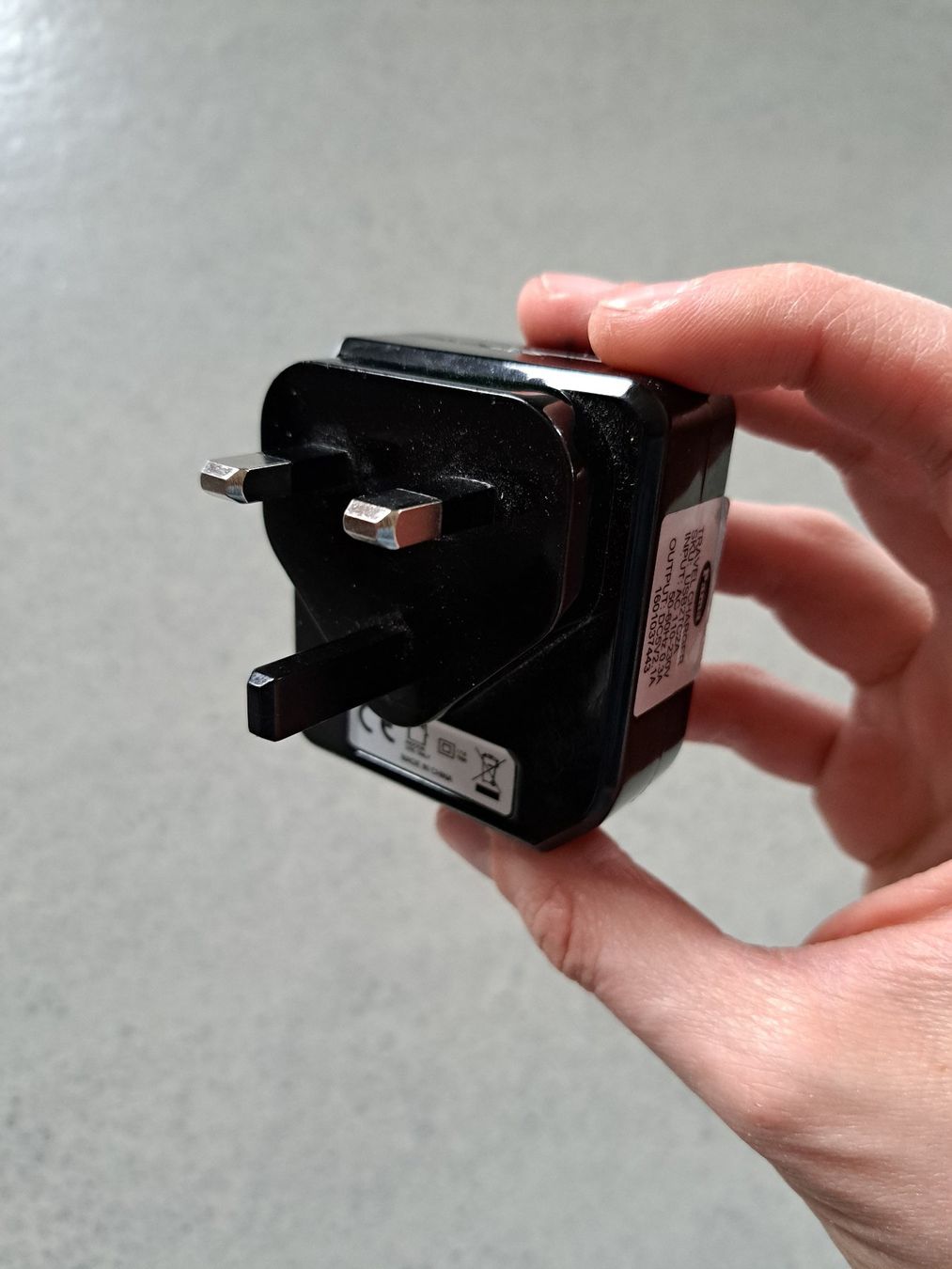 Unità & Adattatore: Adaptateur Canada double USB-A – Usato da La chaux-de-fonds venduto da shellshock