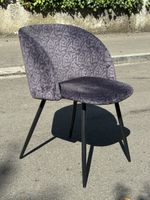 Bequemer Stuhl gepolstert mit Muster