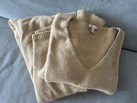 Strickpullover und Hose in hellbraun, Grösse M