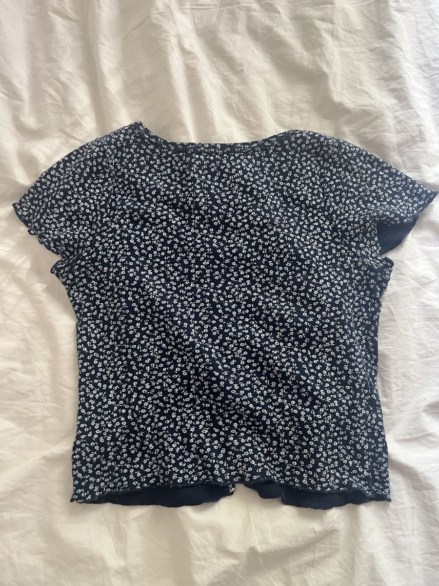 Brandy Melville T-Shirts: Haut Brandy Melville a fleurs – Gebraucht aus Biel/Bienne von Car_Schuss 1