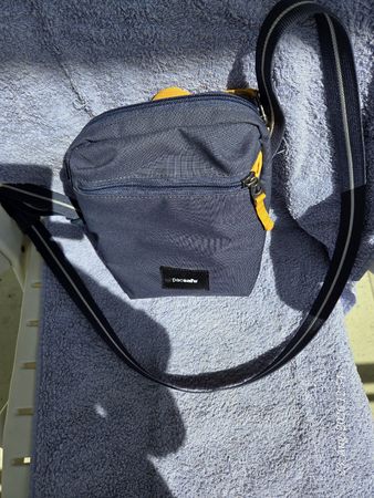 Pacsafe GO Festival Crossbody 35170 dunkelblau sehr guter Zu